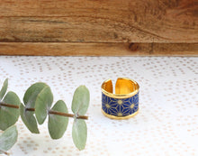 Load image into Gallery viewer, Admirez le magnifique motif Asanoha sur cette bague La Factorigami, bijou de créateur