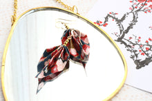 Charger l'image dans la galerie, Boucles d'oreilles Feuille Ume - bleu indigo & rouge