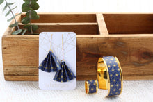 Load image into Gallery viewer, Boucles d'oreilles et manchettes origami réalisées à la main avec du papier traditionnel japonais.