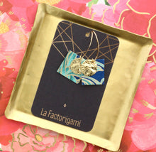 Load image into Gallery viewer, Boucles d'oreilles très tendance avec son motif Jungle & Or. Un bijou de créateur indispensable à votre été!