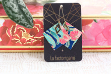 Load image into Gallery viewer, Ces boucles d'oreilles révèleront la beauté de ce papier washi japonais. Fait artisalement par mes soins.