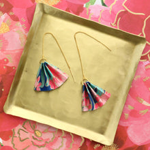Load image into Gallery viewer, Des boucles d'oreilles artisanales à la longueur ajustable selon vos envies aux couleurs somptueuses. Le bijou de créateur indispensable de vos étés!