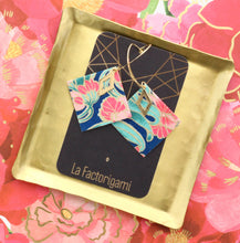 Load image into Gallery viewer, Egayez vos tenues d'été avec ces jolies boucles d'oreilles d'inspiration japonaise. Un bijou de créateur pour l'été