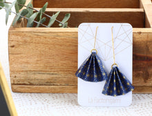 Load image into Gallery viewer, Boucles d'oreilles origami réalisées à la main avec du papier traditionnel japonais.