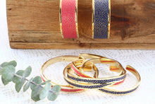 Charger l'image dans la galerie, Bracelet fait main avec du papier traditionnel japonais. Duo de couleurs pour encore plus de plaisir!
