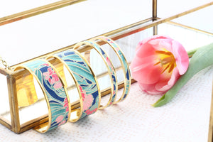 Assortiment de la manchette et du bracelet fin La Factorigami, duo coloré pour l'été, bijoux de créateurs