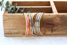 Load image into Gallery viewer, Bracelet fait main avec du papier origami traditionnel. Bijou origami La Factorigami.
