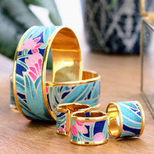 Load image into Gallery viewer, Manchette aux couleurs somptueuses, faite artisanalement, papier washi japonais. Un bijou de créateur pour l'été!