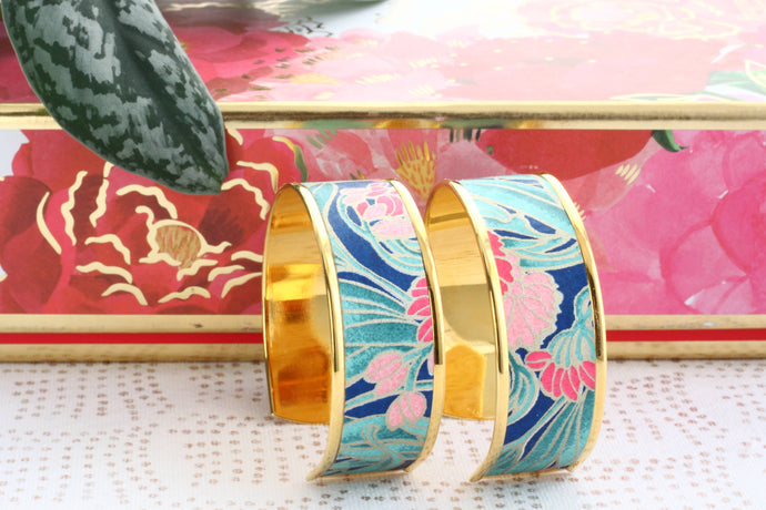 Manchette aux couleurs somptueuses, faite artisanalement, papier washi japonais. Un bijou de créateur pour l'été!